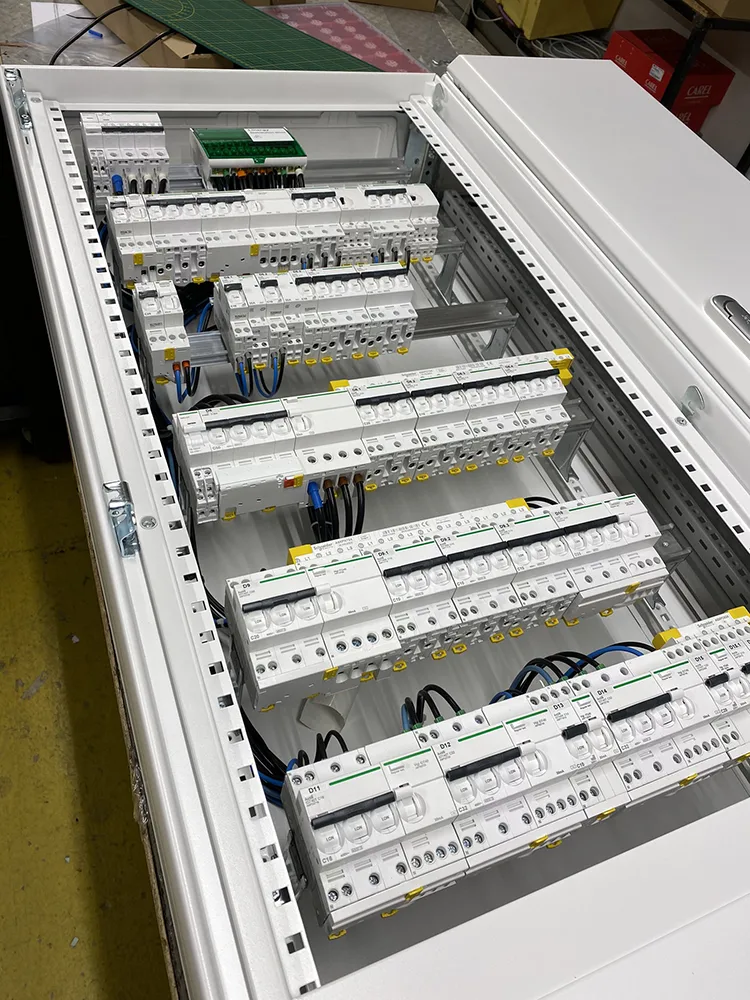 armoire de distribution électrique tertiaire Bretagne sbcm